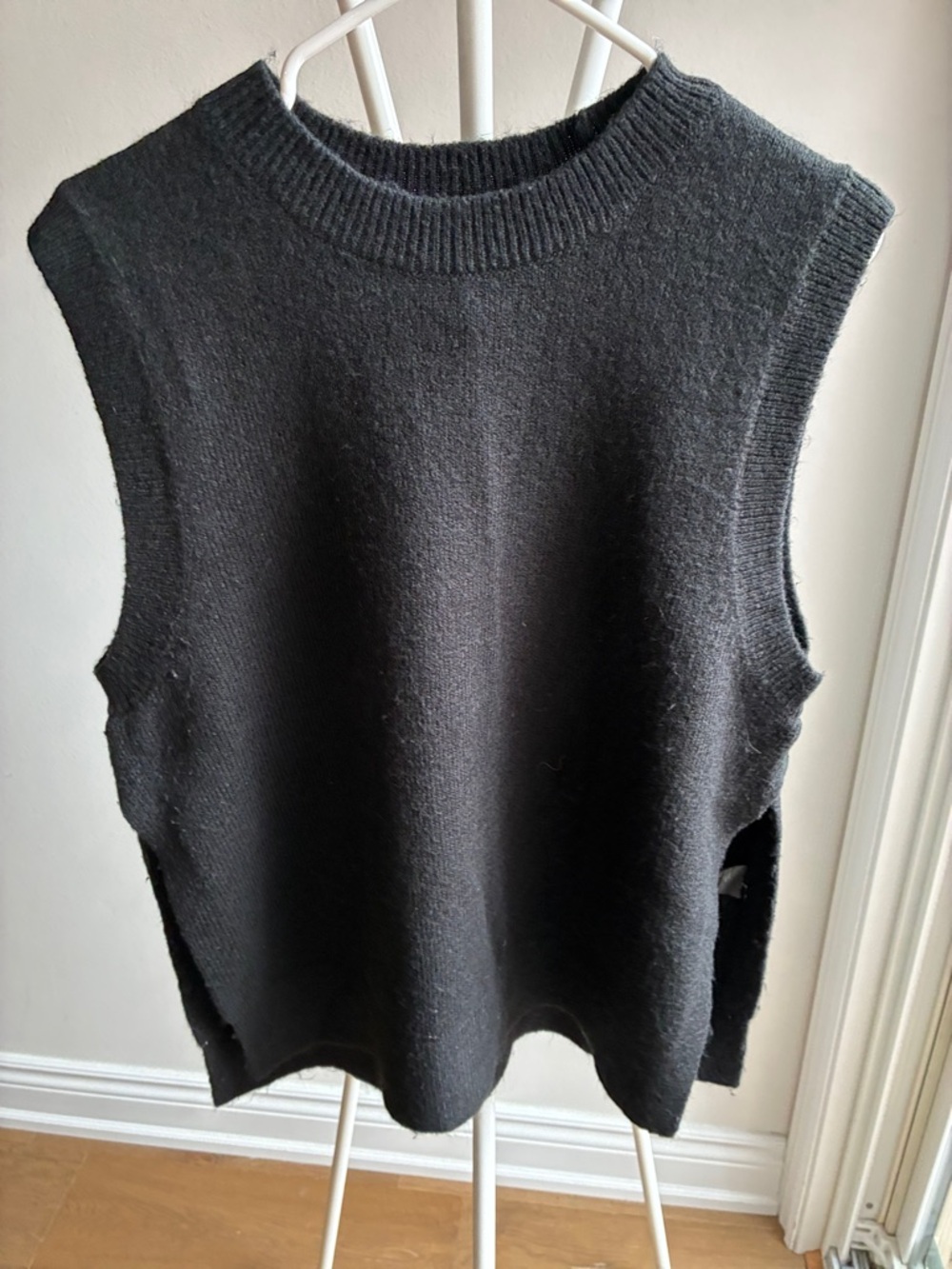 H&M Black Ribbed Knit Vest